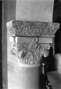 80732 Afbeelding van een versierd romaans kapiteel afkomstig uit de voormalige St. Paulusabdij in het Centraal Museum ...